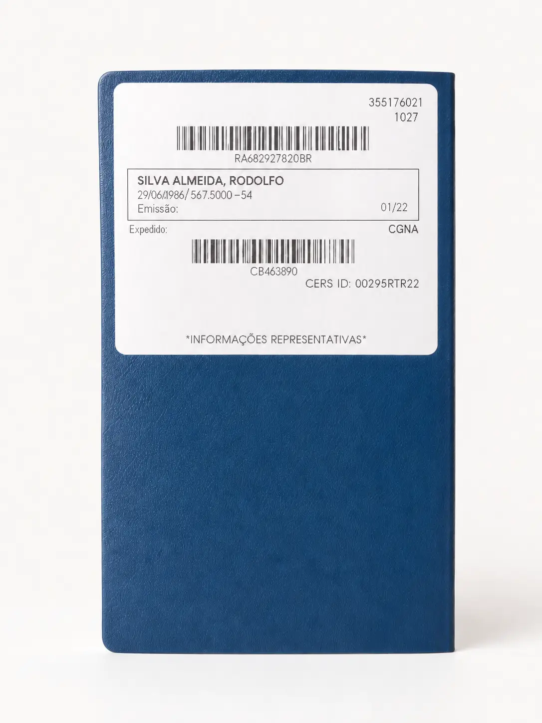 Ilustração da capa traseira azul de um passaporte com etiqueta branca de triagem e dois códigos de barras