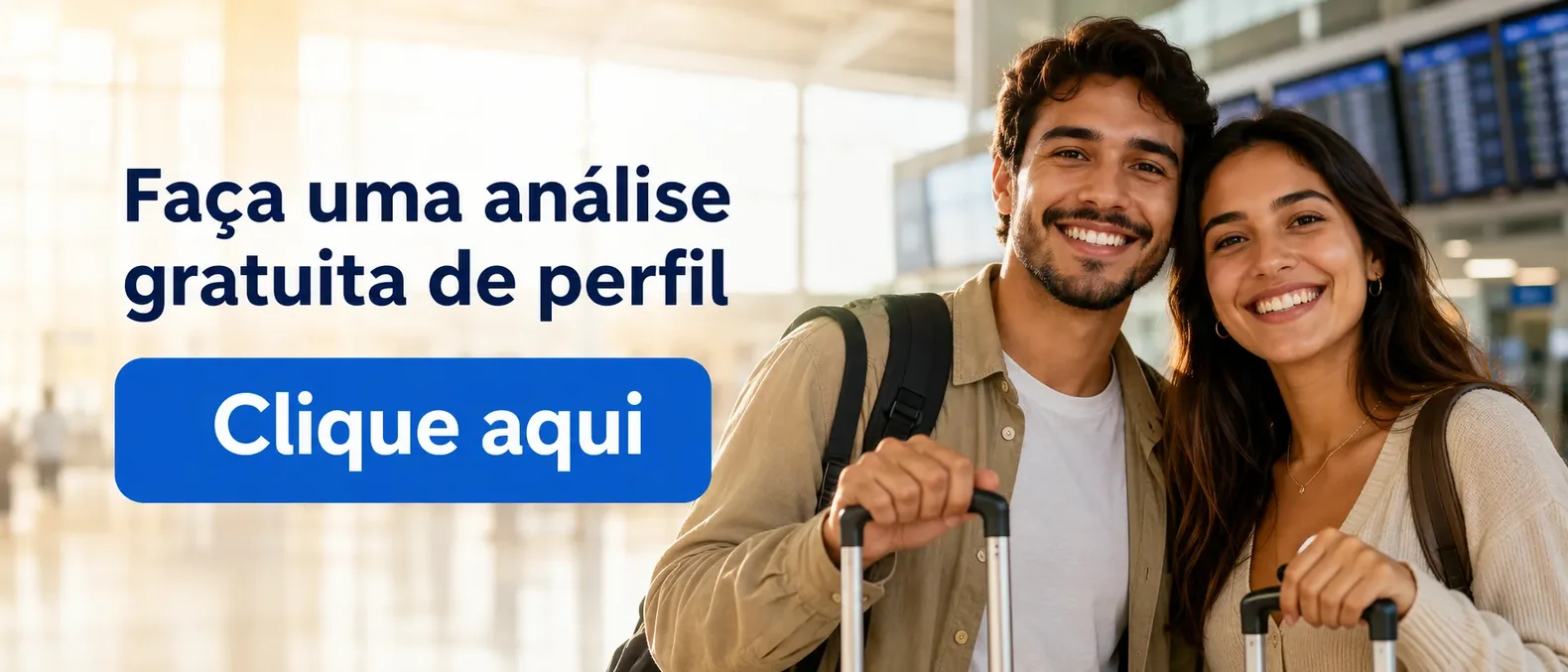 Casal jovem sorrindo no aeroporto, com malas e painéis de embarque ao fundo