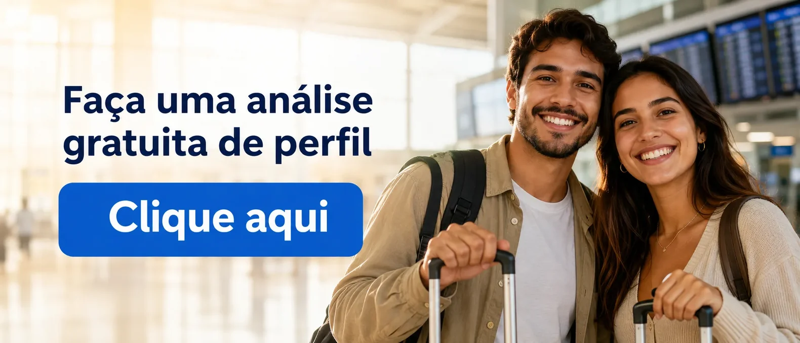 Casal brasileiro sorrindo no saguão do aeroporto, pronto para viajar Casal brasileiro sorrindo no saguão do aeroporto, pronto para viajar