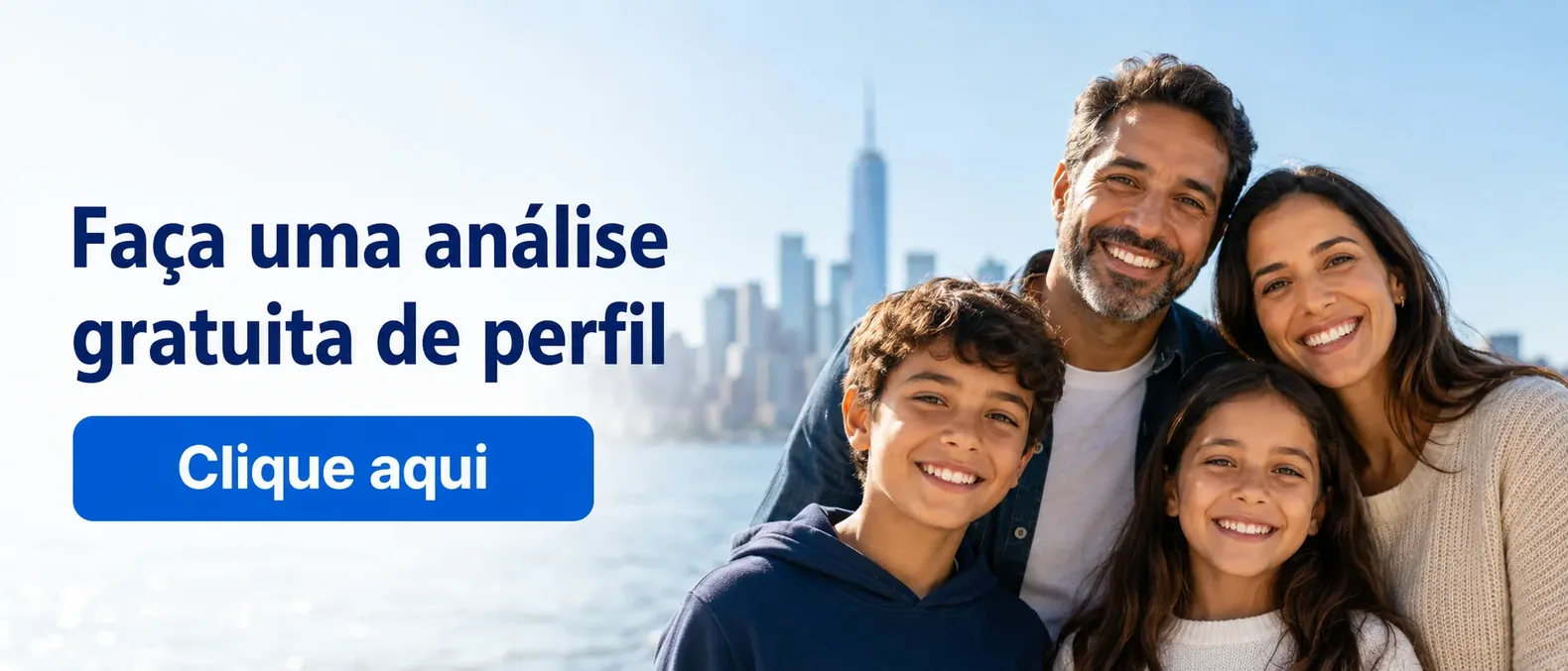 Família brasileira sorrindo com o skyline de Nova York desfocado ao fundo