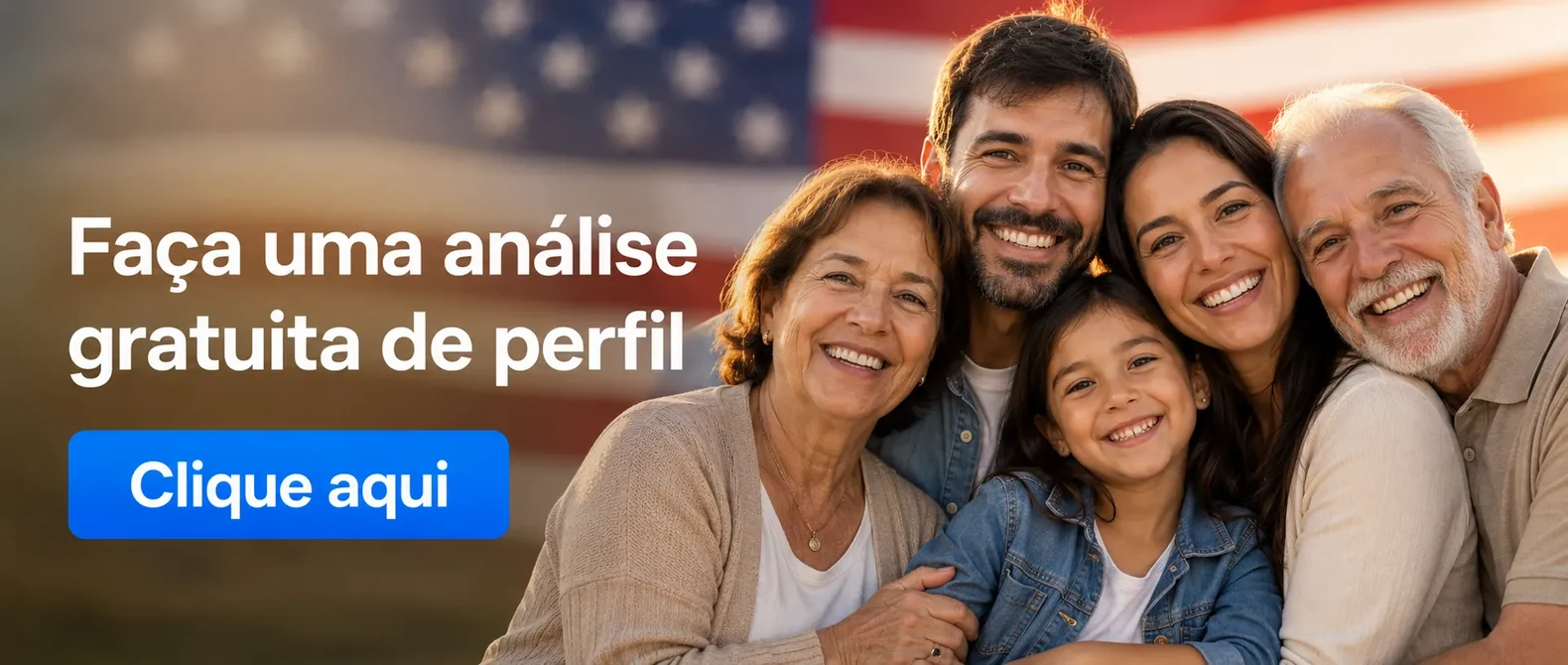 Avós, pais e criança reunidos e sorrindo, prontos para viajar Avós, pais e criança reunidos e sorrindo, prontos para viajar