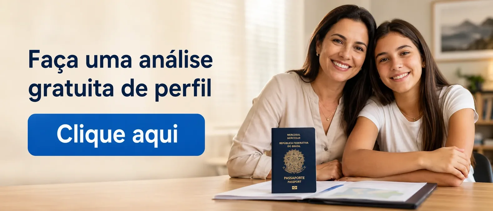 Mãe e filha sorrindo à mesa, com o passaporte brasileiro e documentos à frente Mãe e filha sorrindo à mesa, com o passaporte brasileiro e documentos à frente