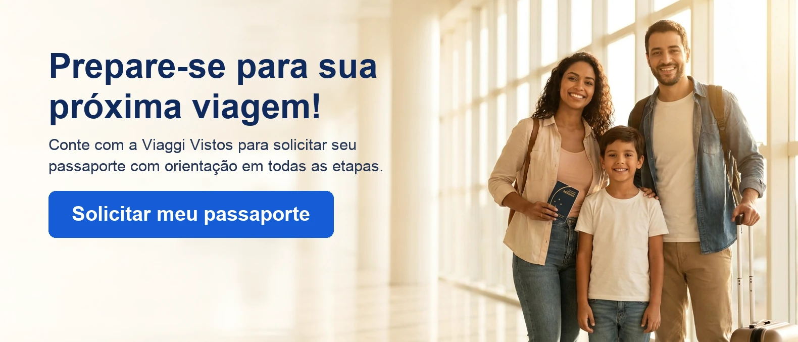 Solicitar meu passaporte com a Viaggi Vistos Família brasileira sorrindo no aeroporto com o passaporte em mãos