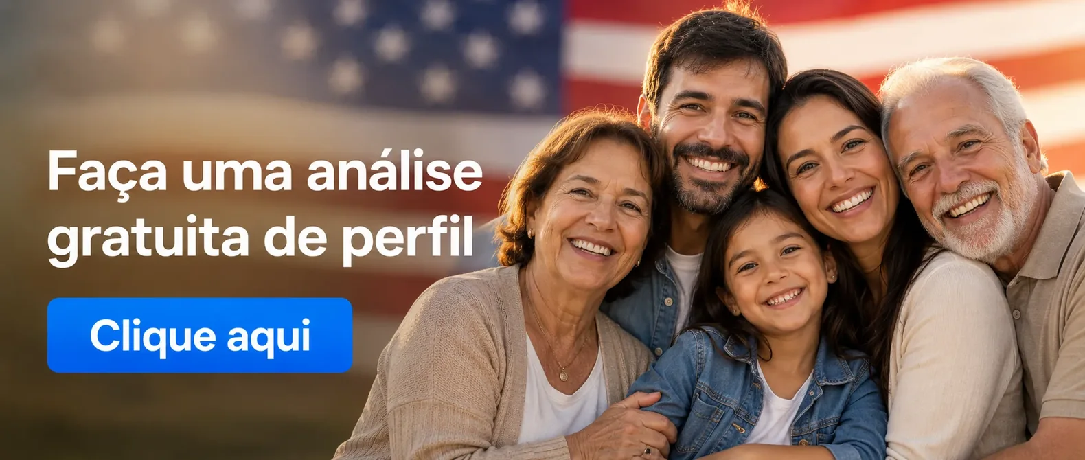 Família brasileira de três gerações sorrindo diante da bandeira dos Estados Unidos
