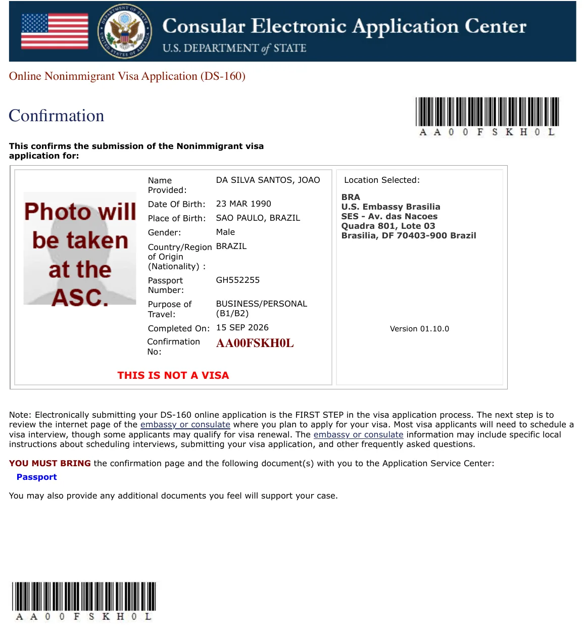 Página de confirmação do DS-160 Página de confirmação do DS-160 com nome, data de nascimento, número do passaporte, o número de confirmação AA00FSKH0L, os códigos de barras e o aviso YOU MUST BRING