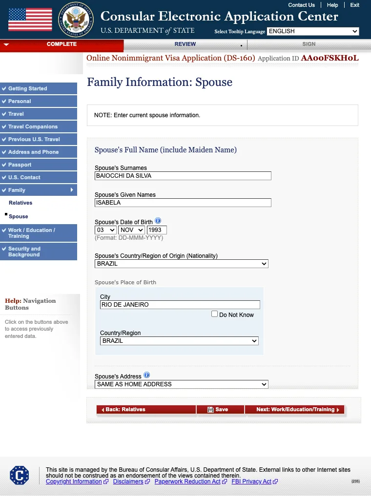 Family Spouse do DS-160 Tela Family Information Spouse do DS-160 com o nome, a data de nascimento e o local de nascimento do cônjuge, preenchida com dados fictícios de exemplo